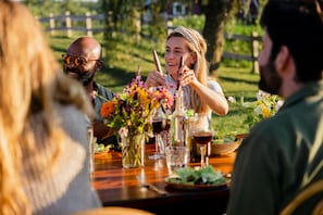 Abendessen, Blick auf den Garten