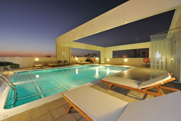 Outdoor pool - One Juffair Luxury Serviced Apartments (Manama)