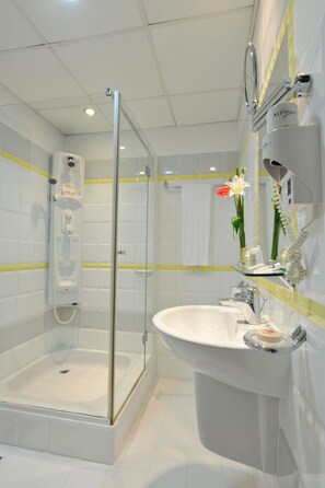 Badewanne und Dusche (separat), kostenlose Toilettenartikel