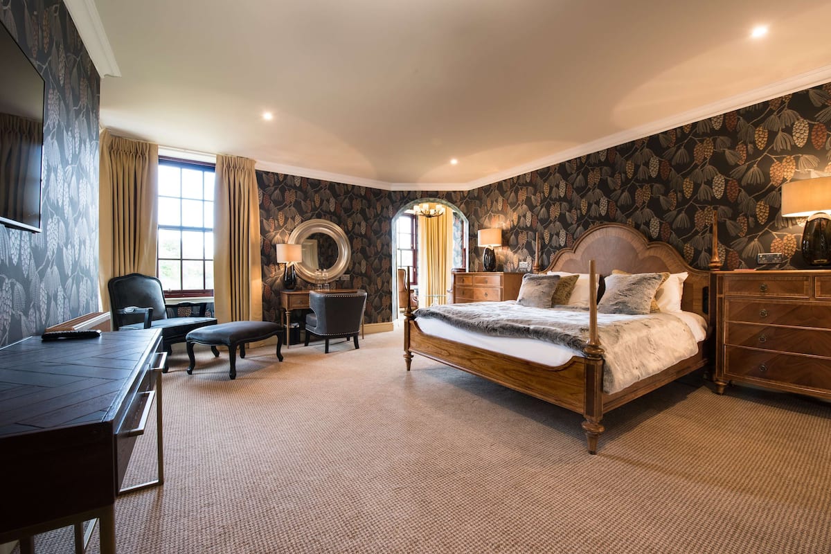 Suite, 1 kingsize-seng, ikke-røyk (Walk-in Shower;with Sofabed) | Skrivebord, strykejern/-brett og ekstrasenger (mot et tillegg)