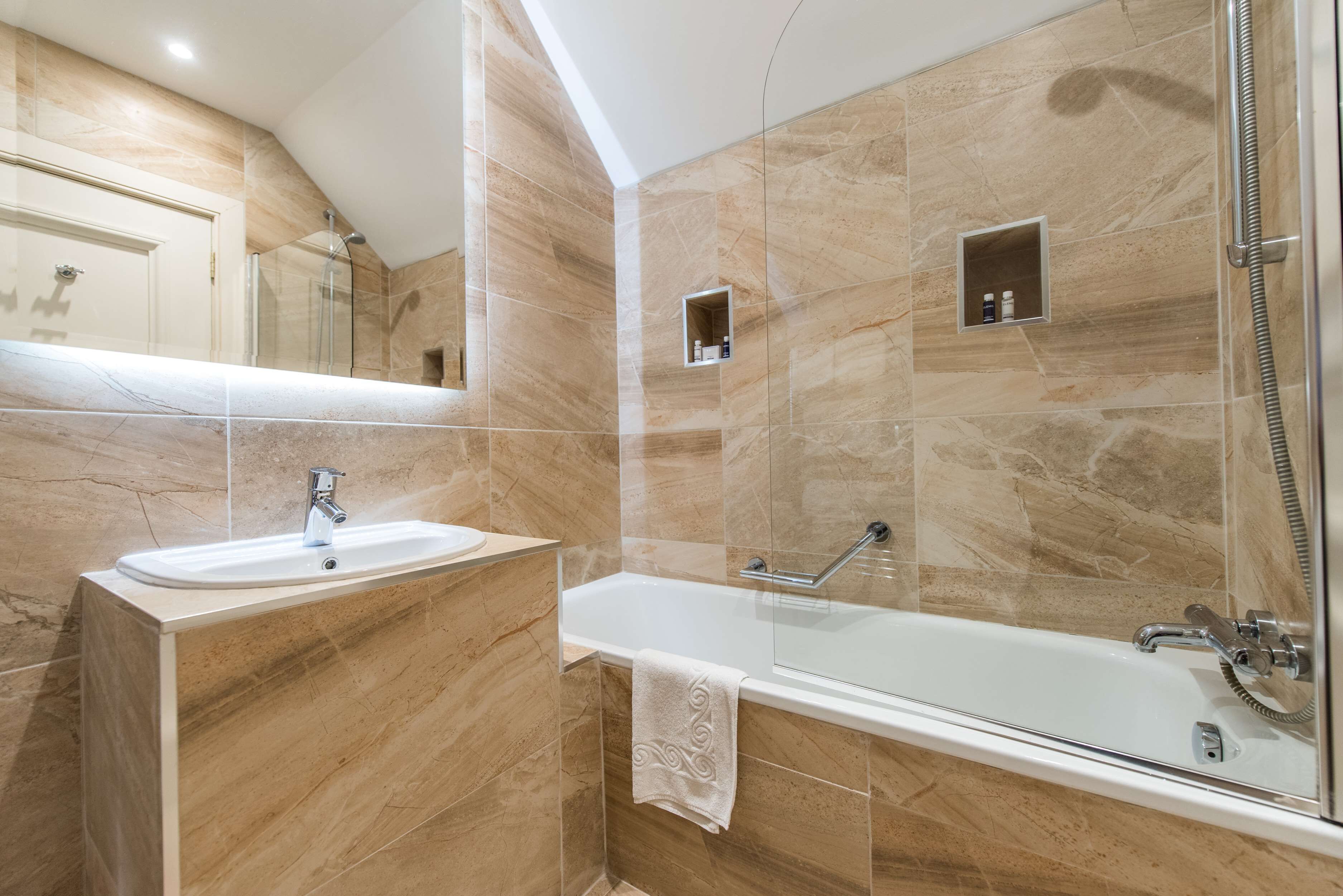 Un baño moderno con bañera, lavabo y ducha.