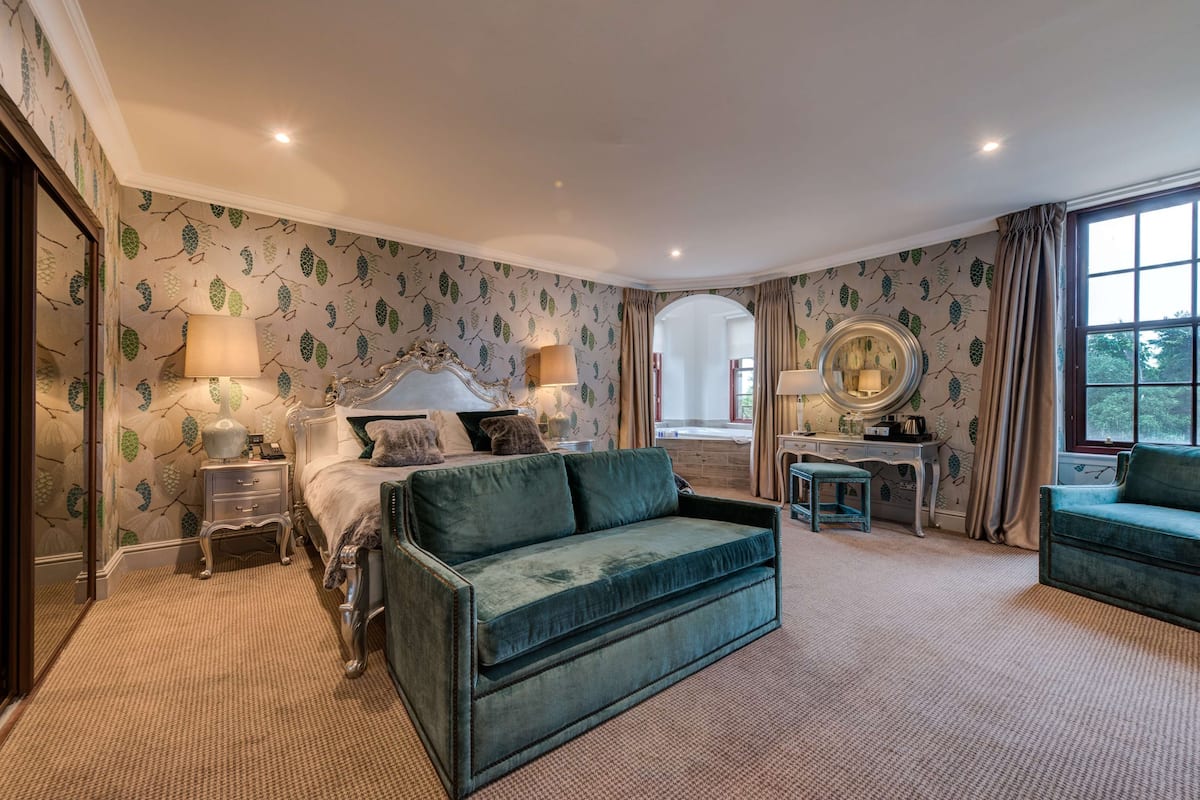 Suite, 1 kingsize-seng, ikke-røyk, spabadekar (Walk-in Shower;with Sofabed) | Skrivebord, strykejern/-brett og ekstrasenger (mot et tillegg)