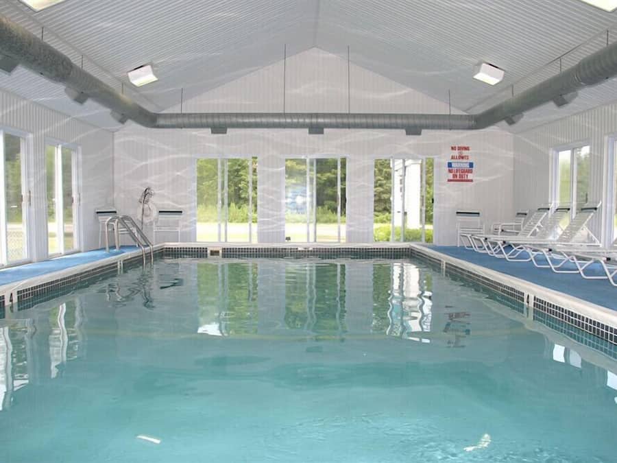 Piscina interna, funciona das 10h às 22h, espreguiçadeiras