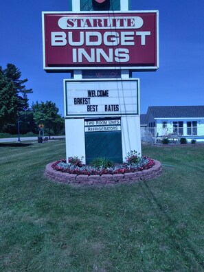 Front of property - Starlite Budget Inn (Mackinaw City)