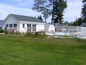 Indoor pool, open 10:00 AM to 10:00 PM, sun loungers - Starlite Budget Inn (Mackinaw City)