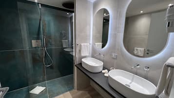 Camera Luxury, 1 letto matrimoniale | Bagno | Set di cortesia gratuito, asciugacapelli, bidet, asciugamani