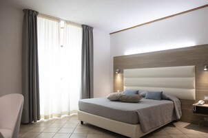 Caja de seguridad en la habitación y escritorio 