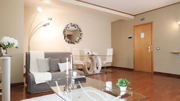 Zimmersafe, Schreibtisch, laptopgeeigneter Arbeitsplatz