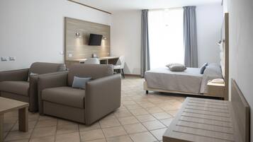 Familie tweepersoonskamer | Een kluis op de kamer, een bureau, een laptopwerkplek