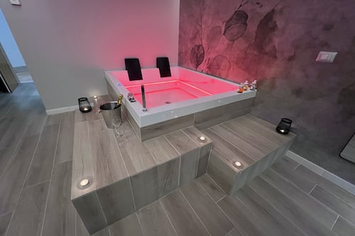 奢华客房, 1 张双人床 | 浴室 | 免费洗浴用品、吹风机、坐浴桶、毛巾