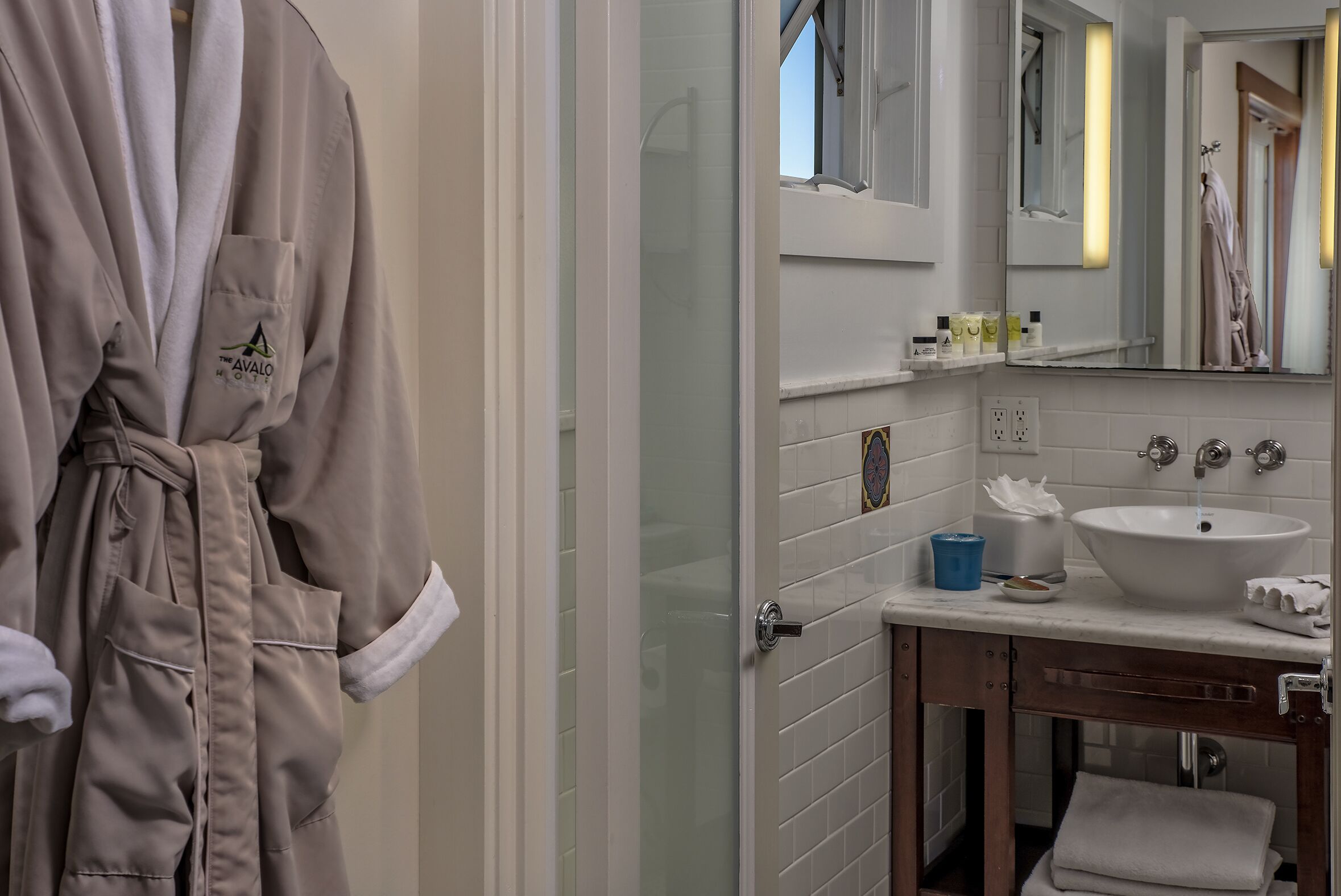 balcony view rooms | bathroom | combined shower/bathtub, free toiletries, hair dryer, towels