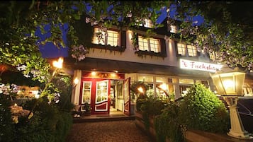 Fassade der Unterkunft – Abend/Nacht