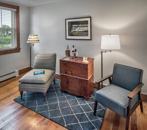 Andrew Wyeth (Private Bathroom) | Living area