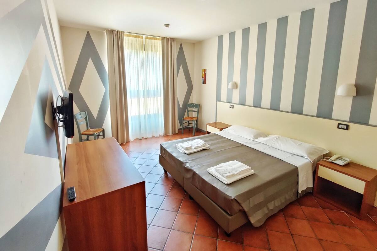 Economy Room | Desk, cribs (surcharge), WiFi (free), bed sheets