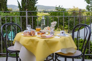 Der serveres morgenmad, frokost og lokale retter med udendørs servering 
