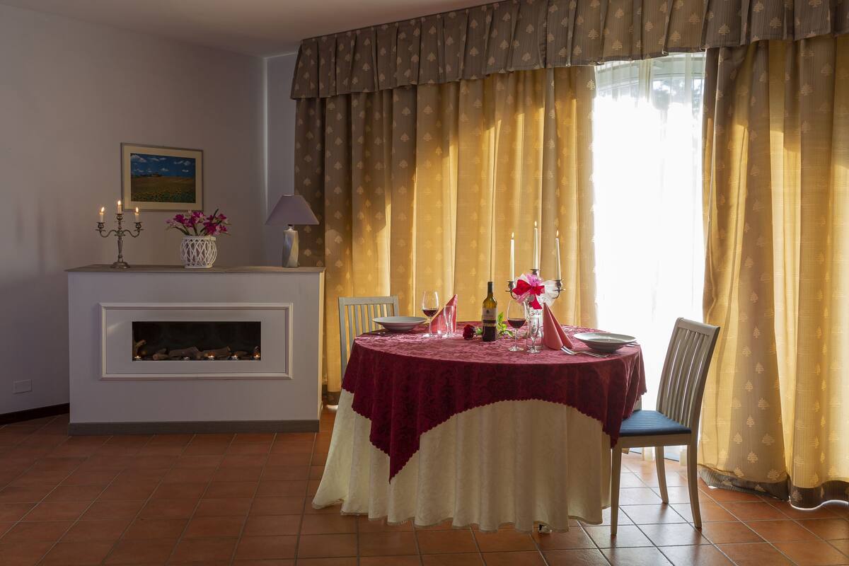 Romantic Suite, Hot Tub | In-room dining