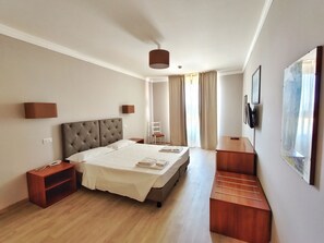 Superior-værelse | Skrivebord, baby-/barnesenge (tillægsgebyr), gratis Wi-Fi, sengetøj