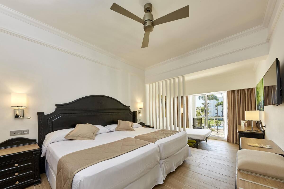 Minibar, in-room safe, laptop workspace, blackout drapes