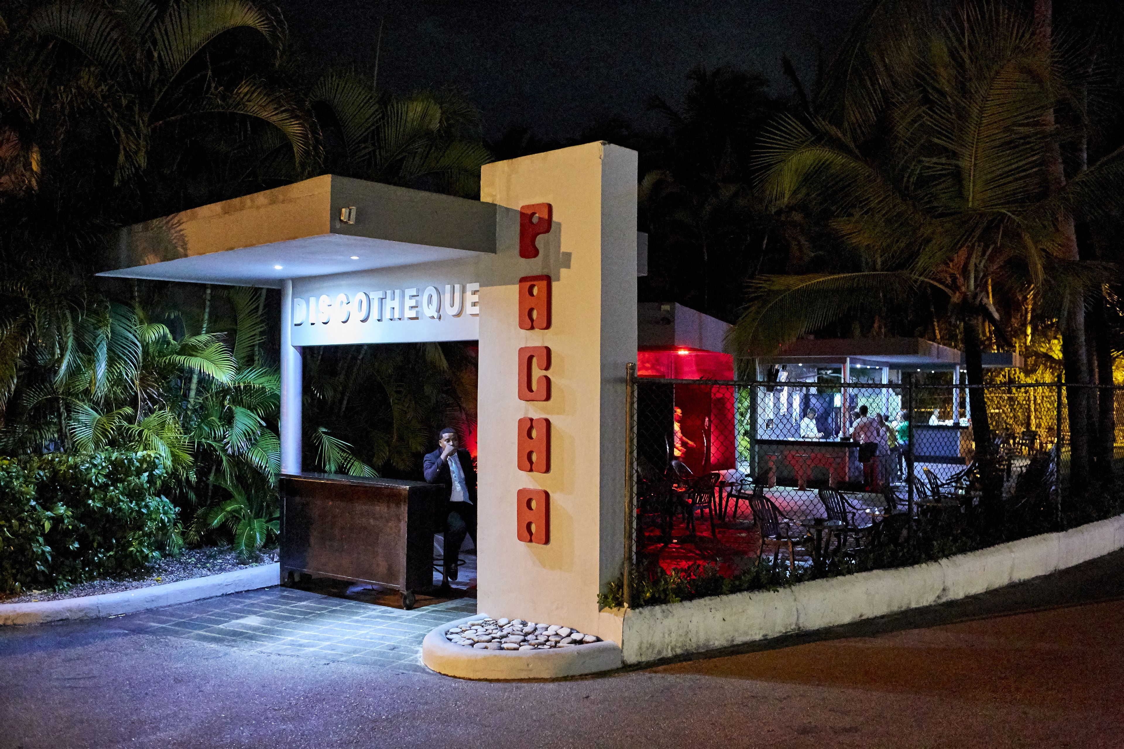 Un bâtiment avec une enseigne indiquant « DISCOTHÈQUE » et une enseigne verticale avec les lettres « PACIFIC ».