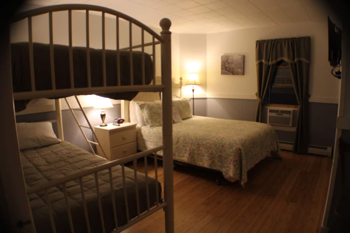 Queen Room, 1 Queen Bed, 2 Twin Beds | เครื่องนอนระดับพรีเมียม, Wi-Fi ฟรี, ห้องพักตกแต่งอย่างมีเอกลักษณ์