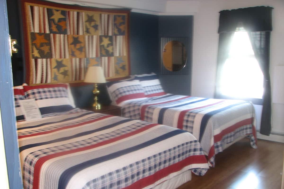 Double Room, 1 Double Bed, 1 Queen Bed | เครื่องนอนระดับพรีเมียม, Wi-Fi ฟรี, ห้องพักตกแต่งอย่างมีเอกลักษณ์