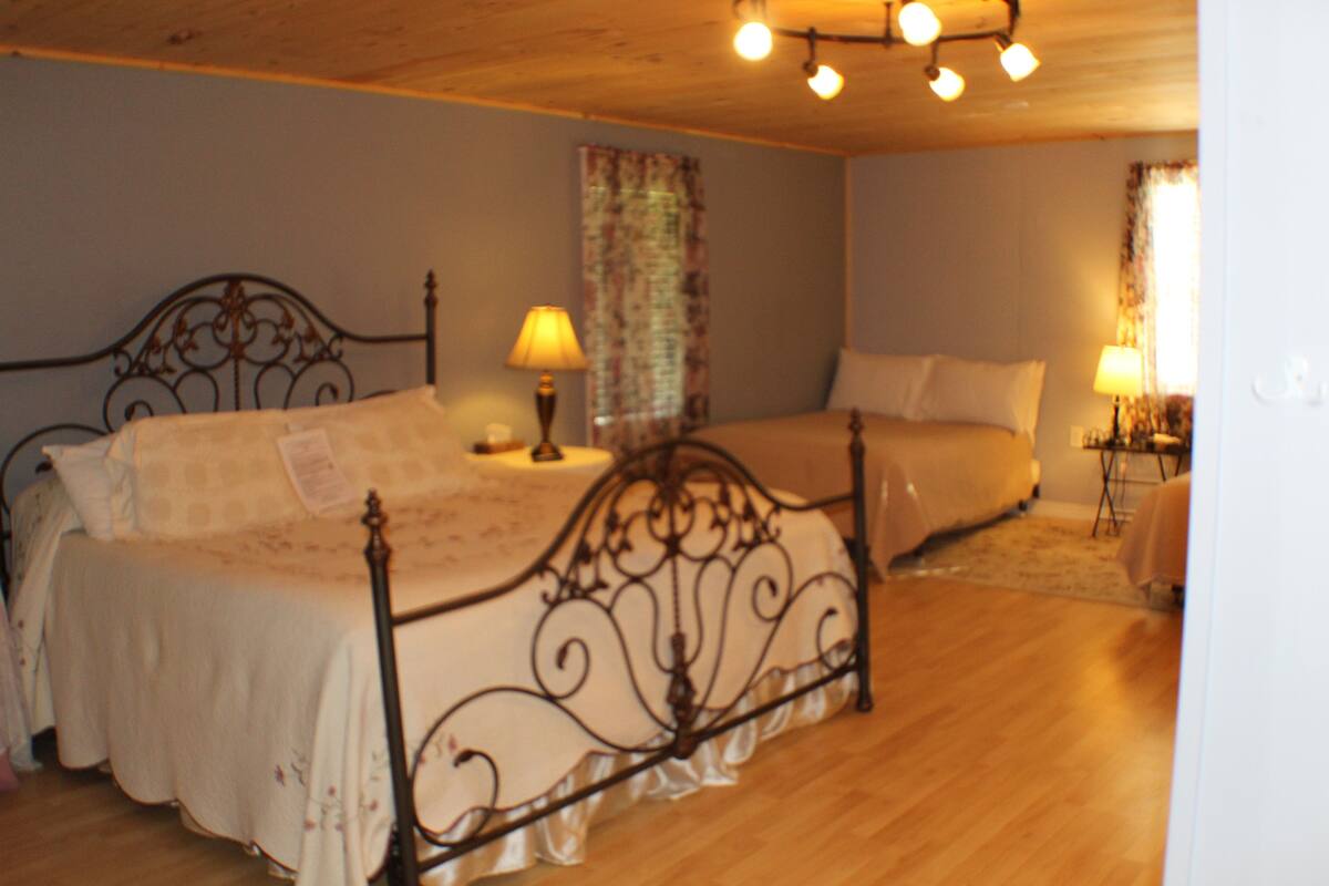 Family Room, 1 Double Bed, 1 King Bed, 1 Twin Bed | เครื่องนอนระดับพรีเมียม, Wi-Fi ฟรี, ห้องพักตกแต่งอย่างมีเอกลักษณ์