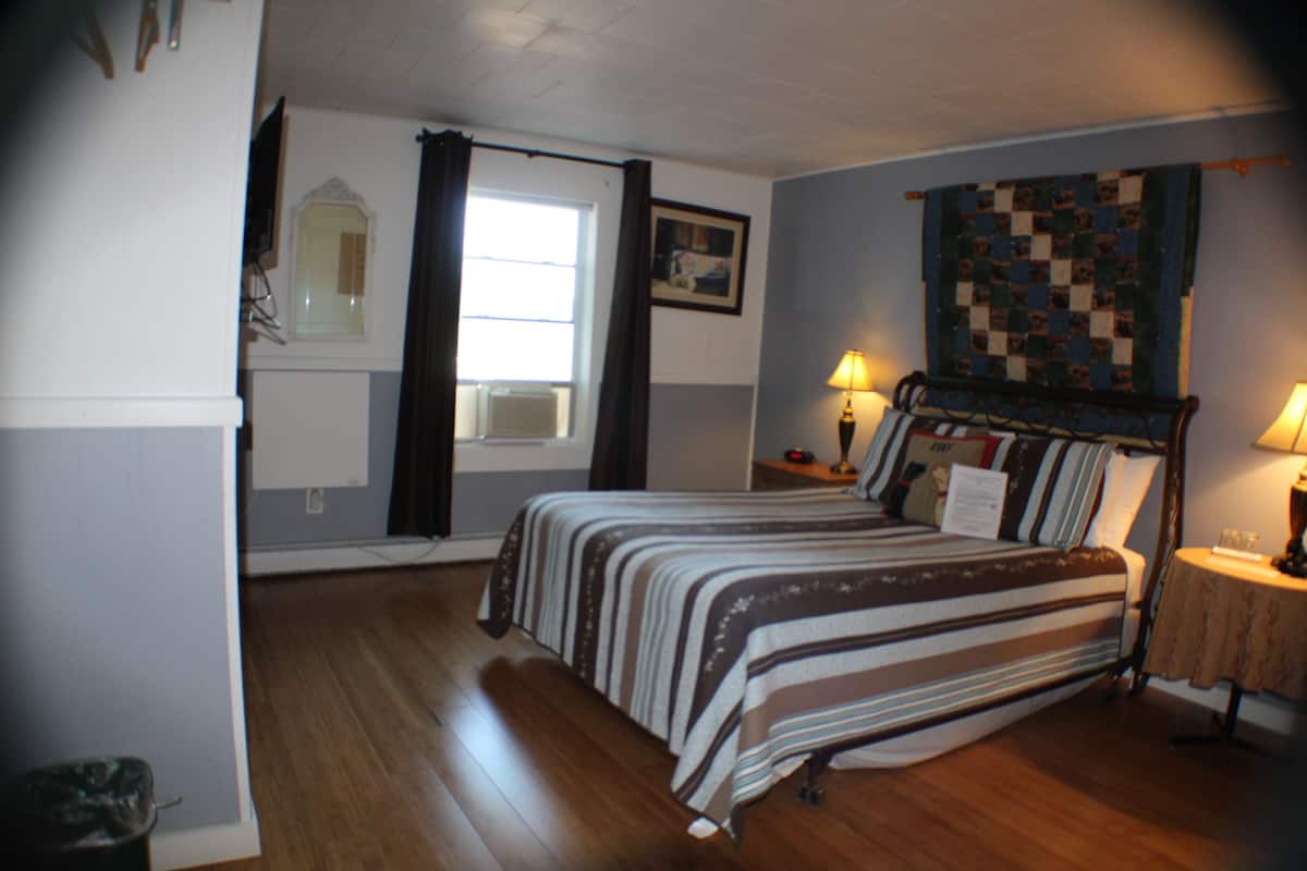 Standard Room, 1 Queen | Ropa de cama de alta calidad y decoración personalizada