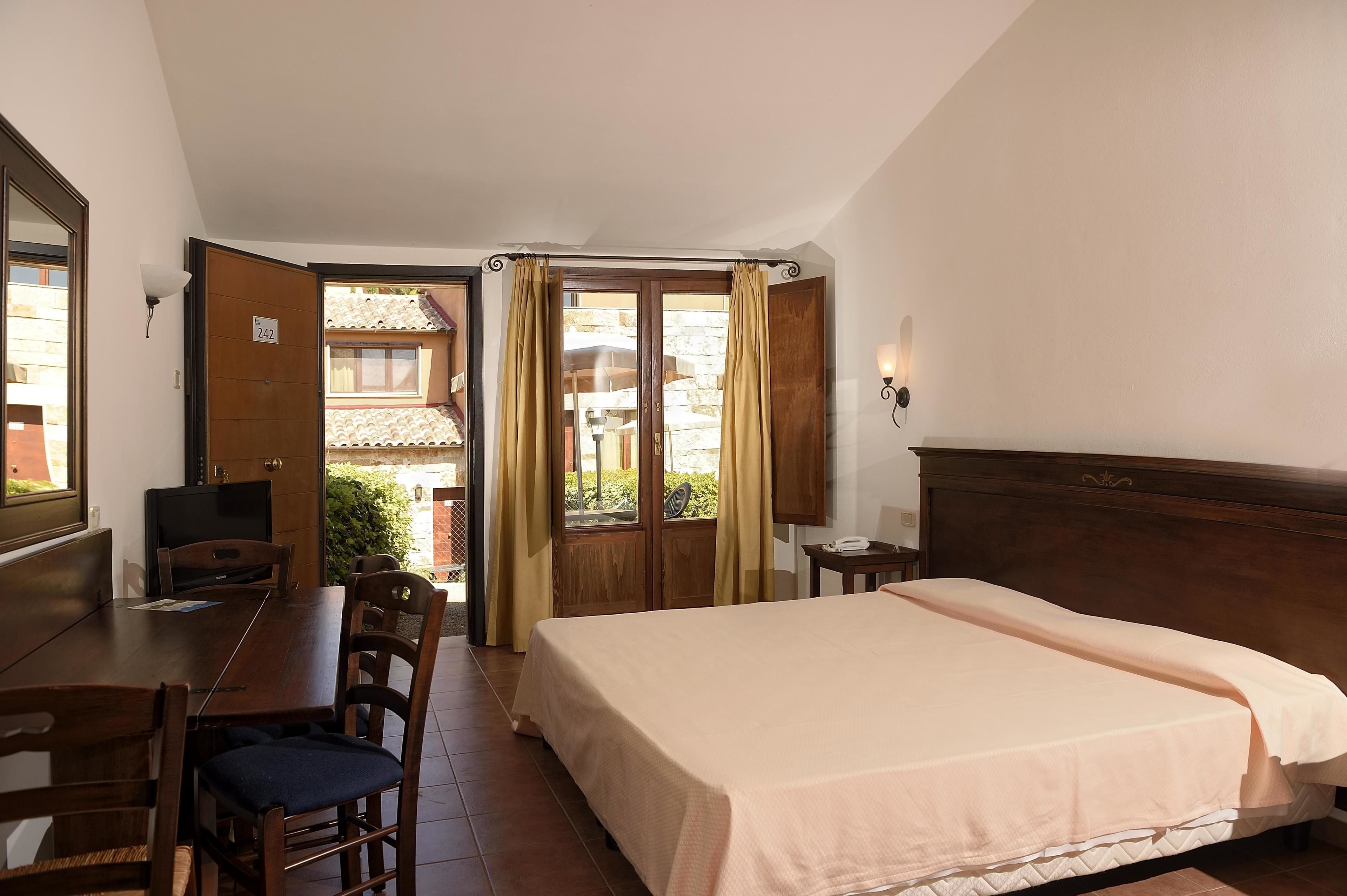 studio (2 pax) | in-room safe, bed sheets