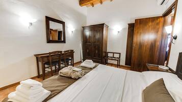 Habitación familiar | Caja de seguridad en la habitación y ropa de cama