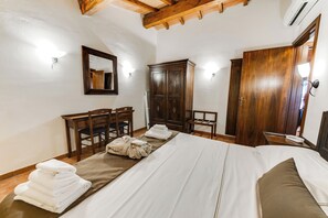 Family Room | In-room safe, bed sheets