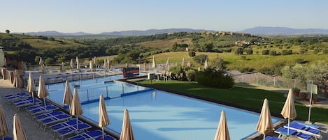 3 Außenpools, Liegestühle