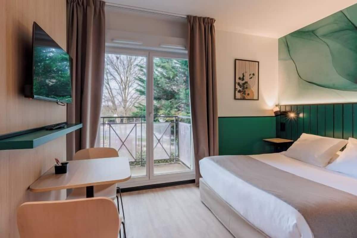 2 bedrooms, desk, laptop workspace, iron/ironing board