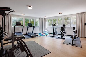 A home gym with exercise equipment, a treadmill, and a stationary bike. - Residence du Parc - Val D'Europe (Montevrain)