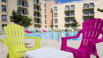 Una piscina al aire libre de temporada