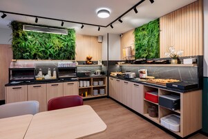 Desayuno continental diario (EUR 15 por persona)