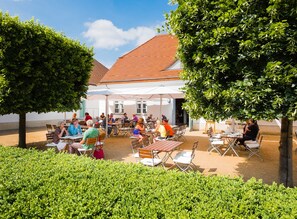 Der serveres frokost og regionale retter med udsigt til haven