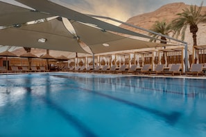 Seasonal outdoor pool, pool umbrellas, pool loungers - Oasis Spa Club Dead Sea Hotel (Tamar)