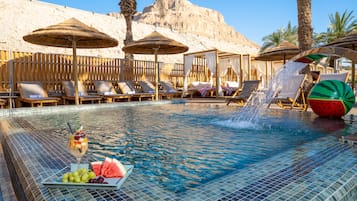 Piscine extérieure, parasols de plage, chaises longues