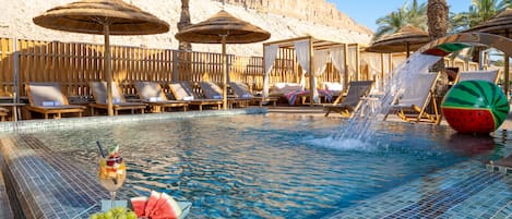 Piscine extérieure, parasols de plage, chaises longues