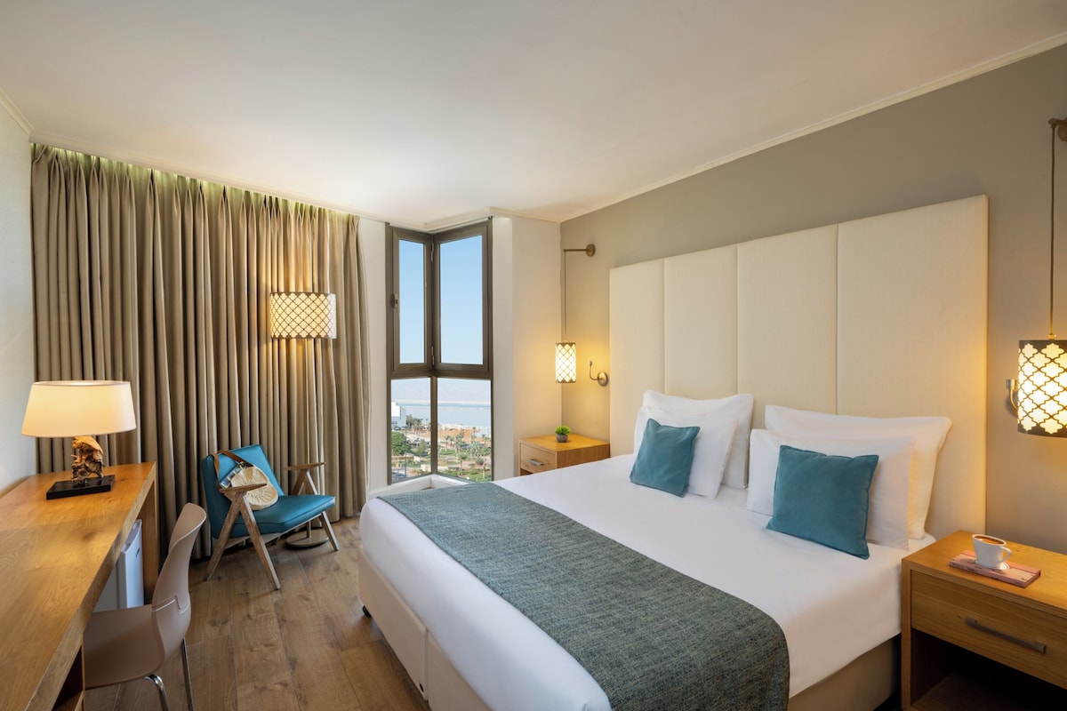 Classic Room | Minibar, in-room safe, desk, soundproofing