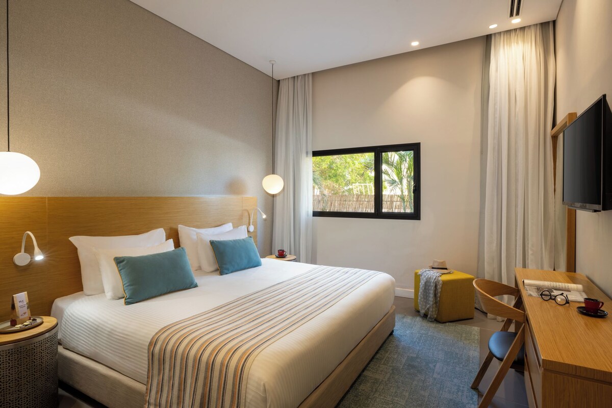 Studio Suite | Minibar, in-room safe, desk, soundproofing
