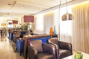 Lobby sitting area - Prima Royale (Jerusalem)