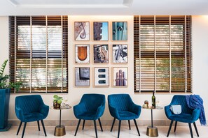 Coin salon dans le hall