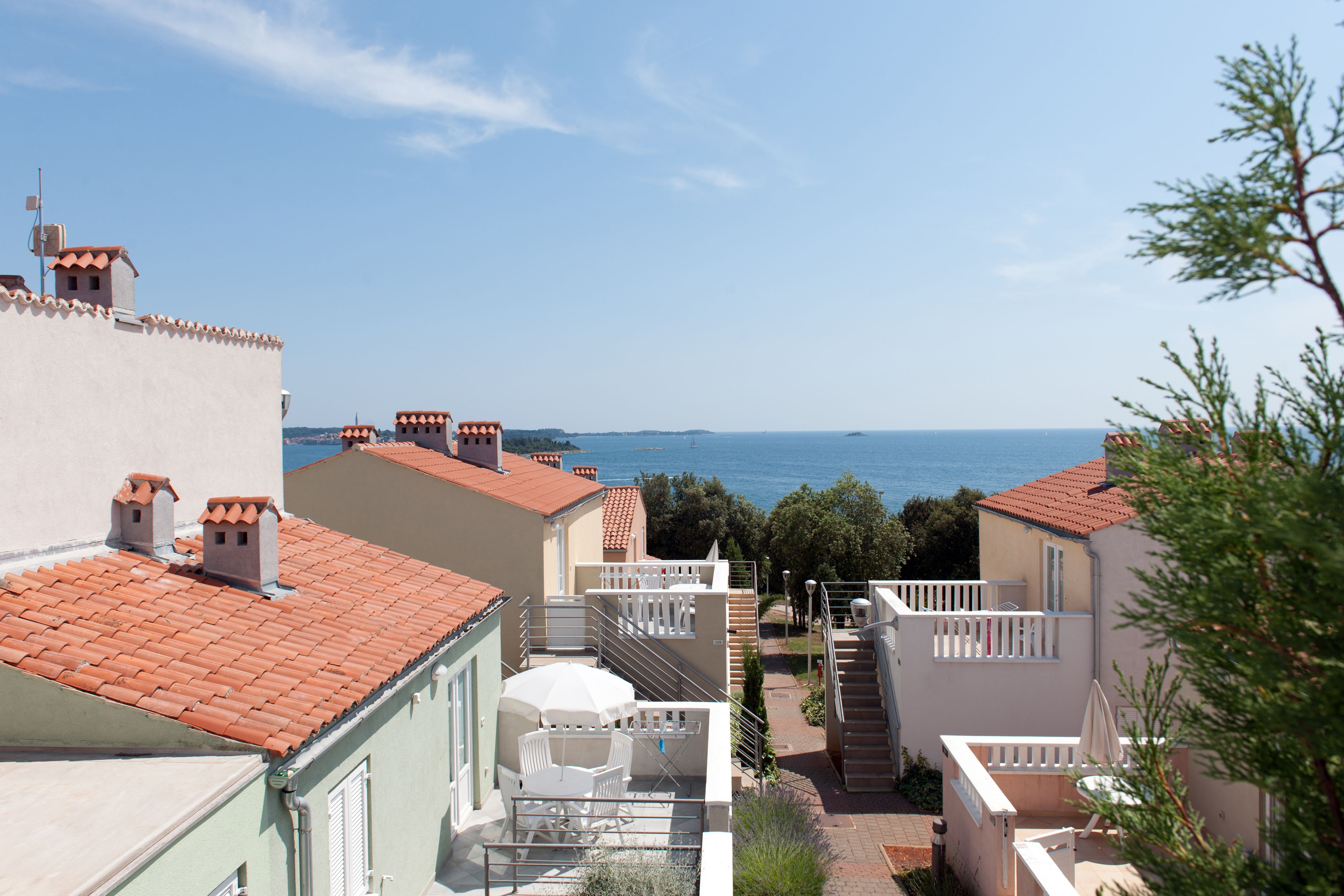 Μια παραθαλάσσια οικιστική περιοχή με σπίτια που διακρίνονται για τις κεραμοσκεπές τους σε χρώμα τερακότα, τις λευκές μπαλκονόπορτες και την ανεμπόδιστη θέα στη θάλασσα.