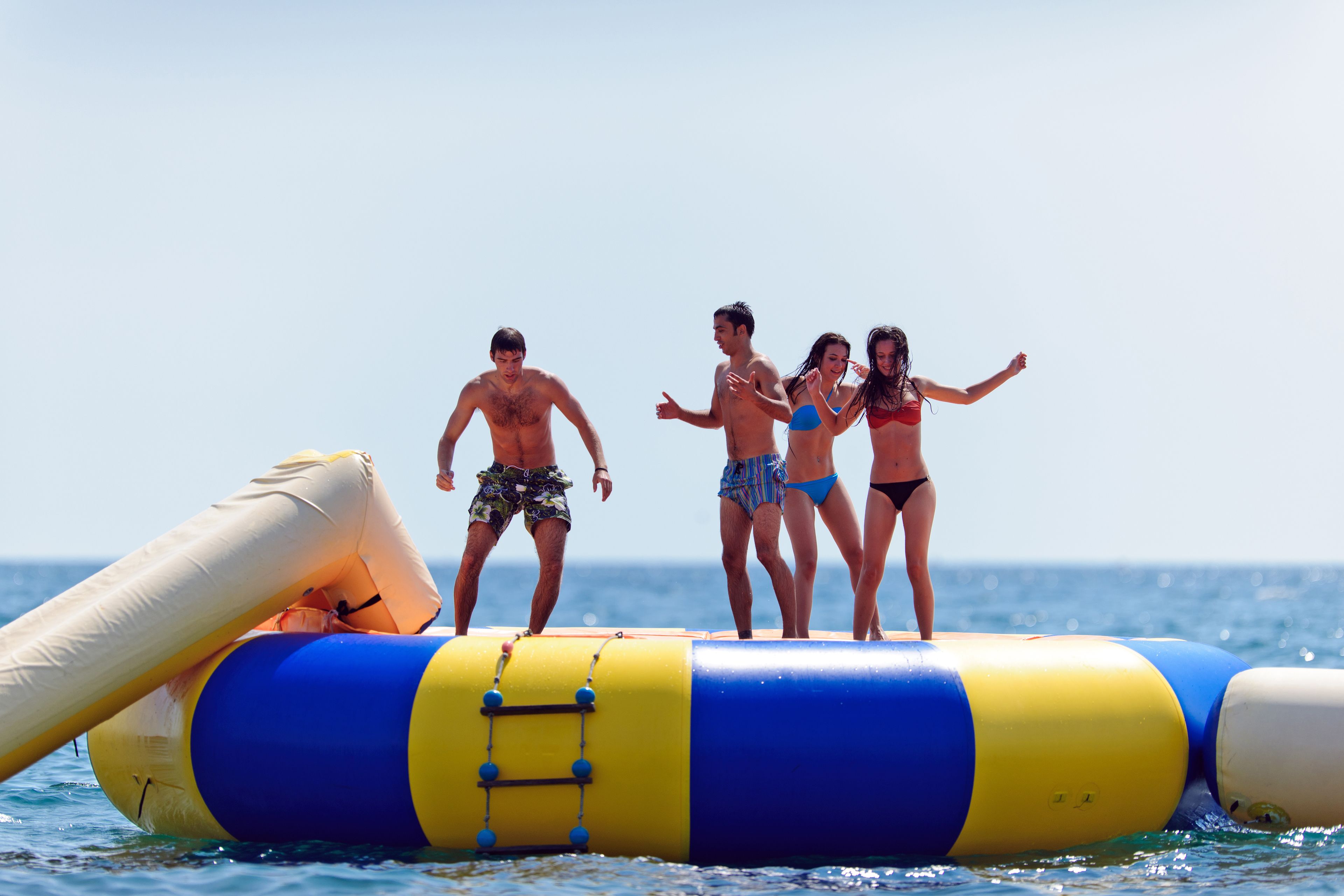 Un grupo de personas en una plataforma flotante en el agua.