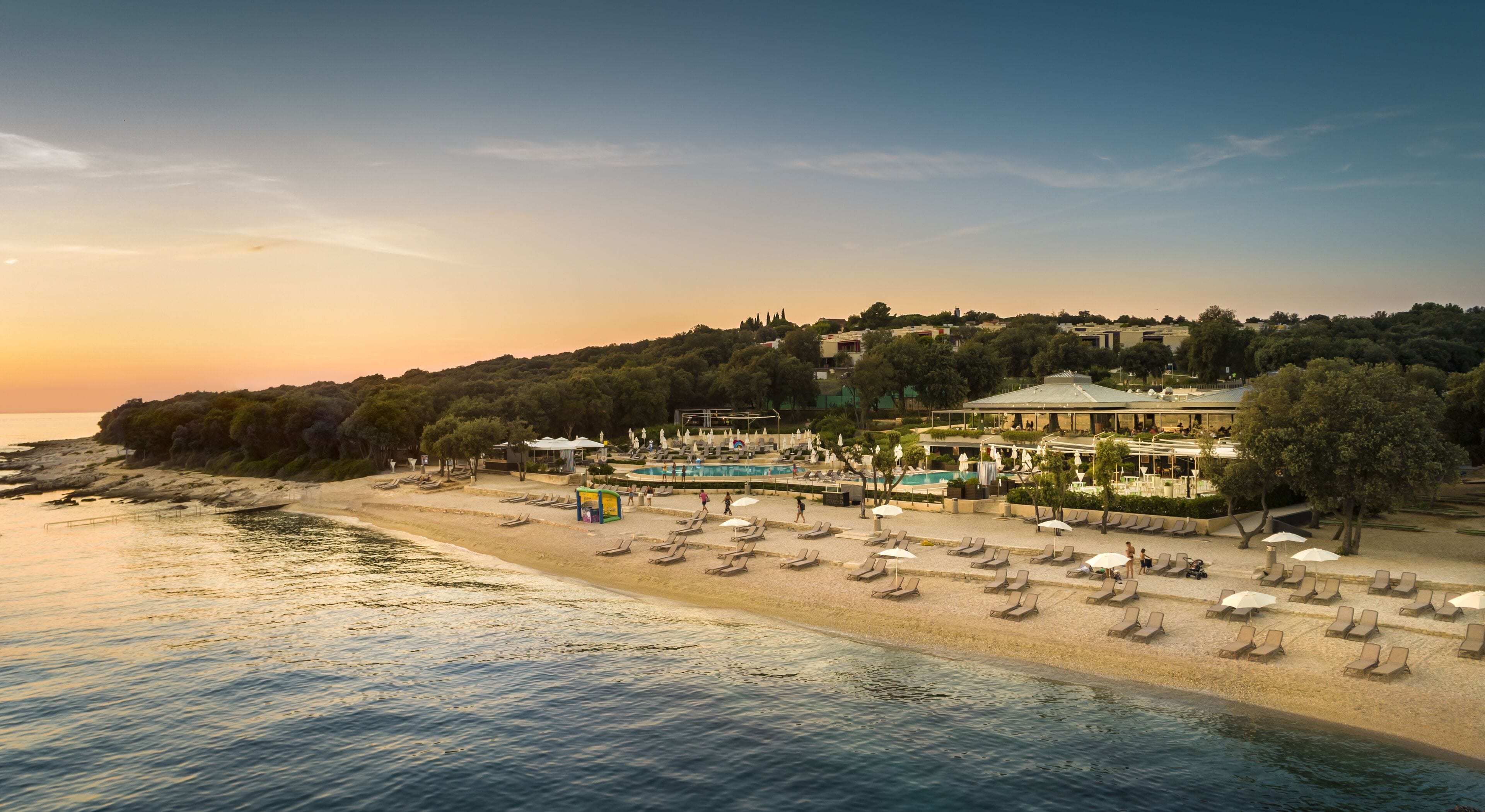 Sulla spiaggia, lettini da mare, ombrelloni, sci nautico