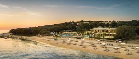 Plage, chaises longues, parasols, ski nautique