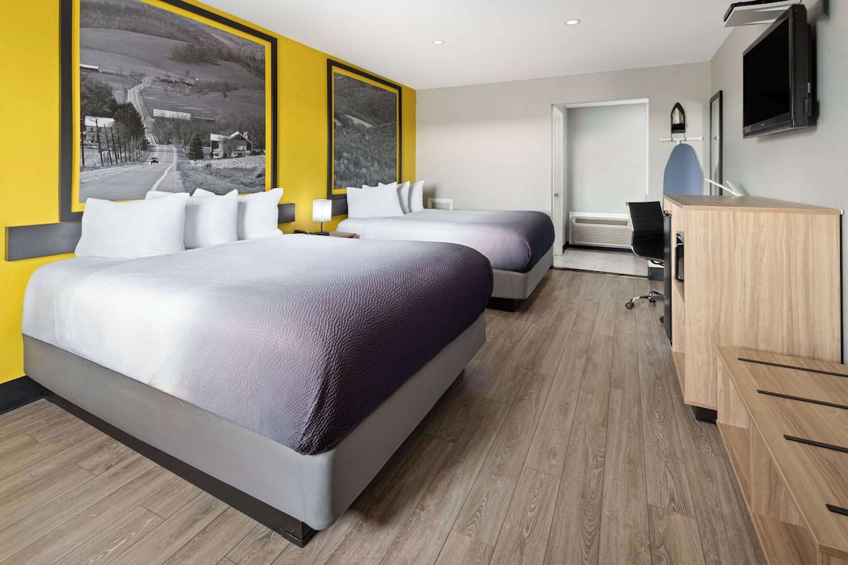 Tabla de planchar con plancha, wifi gratis y ropa de cama