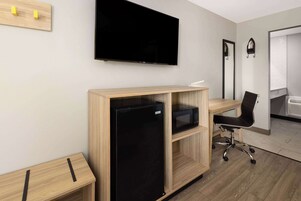 Quarto, 1 cama King, acessível, para não fumantes (Mobility, Bathtub W/grab Bars) | Ferros/tábuas de passar roupa, Wi-Fi de cortesia, roupa de cama