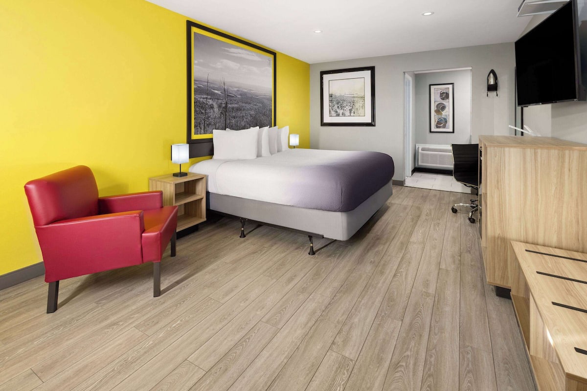 Tabla de planchar con plancha, wifi gratis y ropa de cama